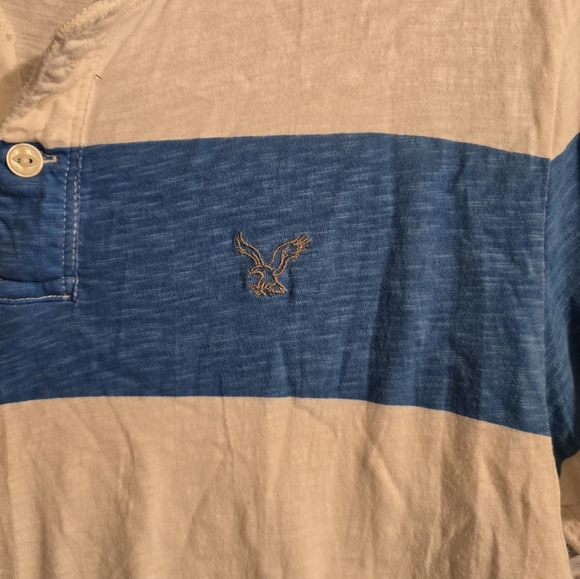 American Eagle Men's tee size Medium white and blue striped. Short sleeve. - Picture 3 of 5